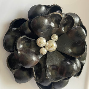 Vintage Black Leather Faux Pearl Floral Brooch Woman’s Casual Fashion Pin