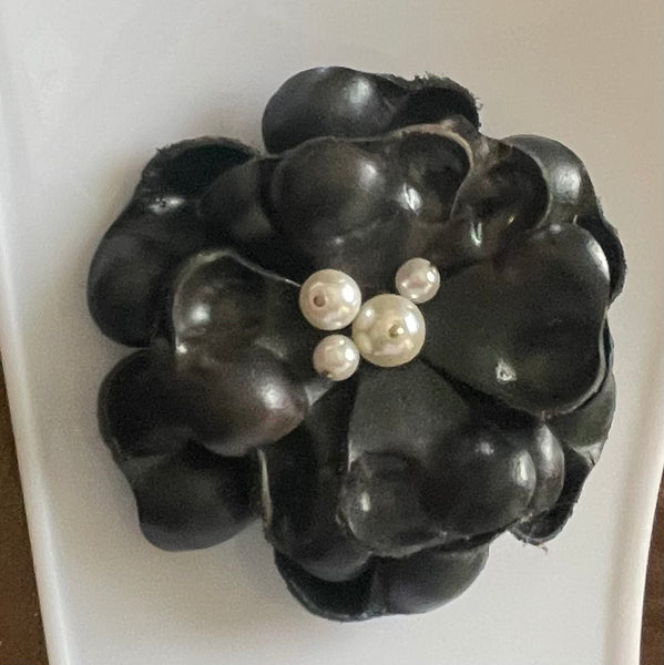 Vintage Black Leather Faux Pearl Floral Brooch Woman’s Casual Fashion Pin